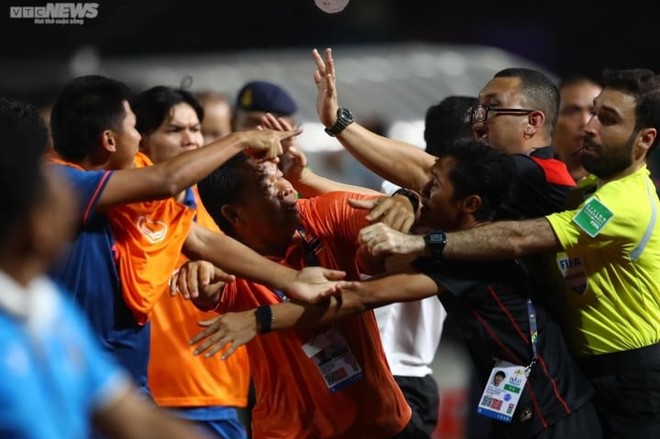 Cầu thủ Thái Lan, Indonesia ẩu đả, dân mạng kêu gọi trao HCV cho U22 Việt Nam - Ảnh 2.