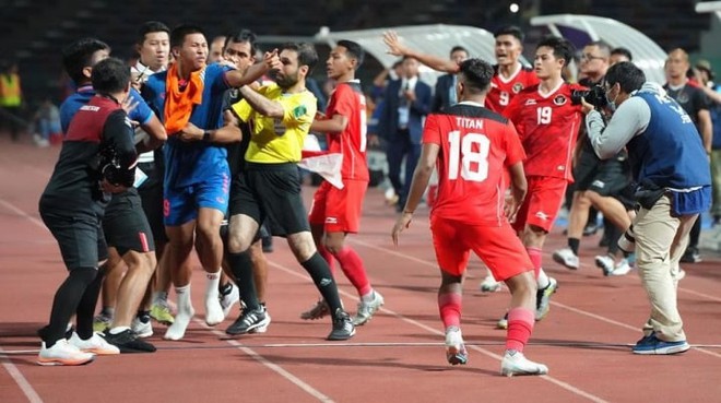 Cầu thủ Thái Lan, Indonesia ẩu đả, dân mạng kêu gọi trao HCV cho U22 Việt Nam - Ảnh 1.