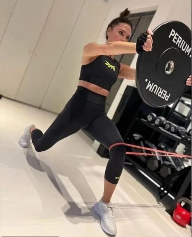 Victoria Beckham khoe d&aacute;ng s&agrave;nh điệu ở tuổi U50 - Ảnh 4.