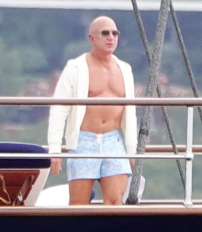 Bạn gái diện bikini cùng tỷ phú Jeff Bezos trên siêu du thuyền 500 triệu USD - Ảnh 2.