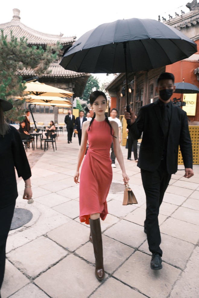 Mỹ nh&acirc;n Cbiz đẹp xuất sắc khi che &ocirc;: Lưu Diệc Phi - Ch&acirc;u Tấn đọ thần th&aacute;i đ&agrave;n em - Ảnh 2.