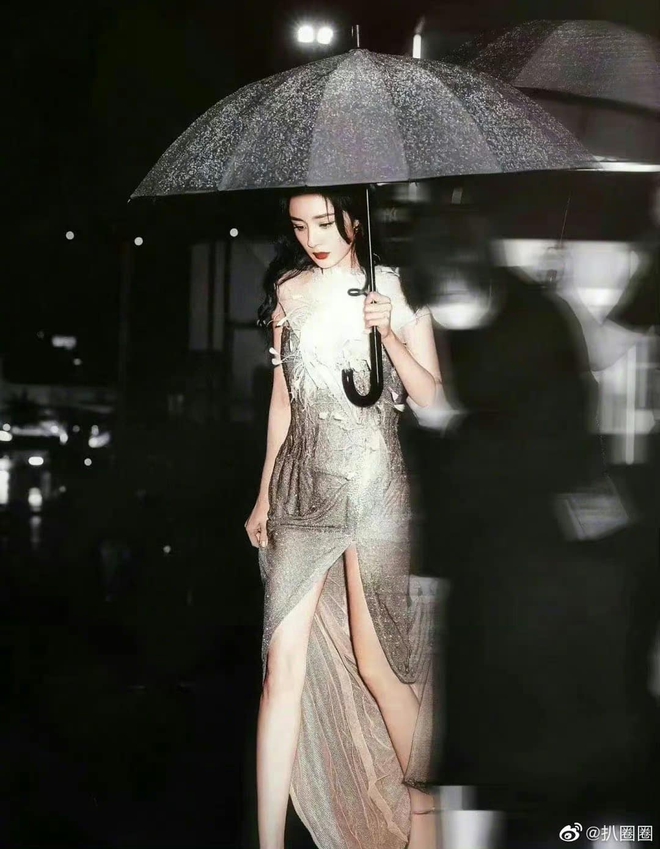 Mỹ nh&acirc;n Cbiz đẹp xuất sắc khi che &ocirc;: Lưu Diệc Phi - Ch&acirc;u Tấn đọ thần th&aacute;i đ&agrave;n em - Ảnh 4.