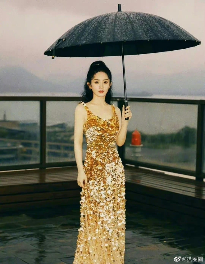 Mỹ nh&acirc;n Cbiz đẹp xuất sắc khi che &ocirc;: Lưu Diệc Phi - Ch&acirc;u Tấn đọ thần th&aacute;i đ&agrave;n em - Ảnh 6.