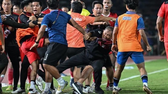 Thủ môn U22 Thái Lan xin lỗi, đổ tại cầu thủ Indonesia đấm đồng đội - Ảnh 1.
