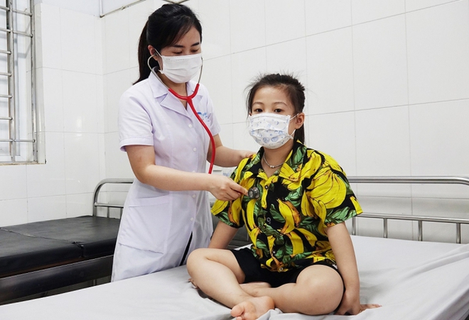 2 ngày ho, sốt, bé 7 tuổi nhập viện trong tình trạng phổi đông đặc - Ảnh 1.