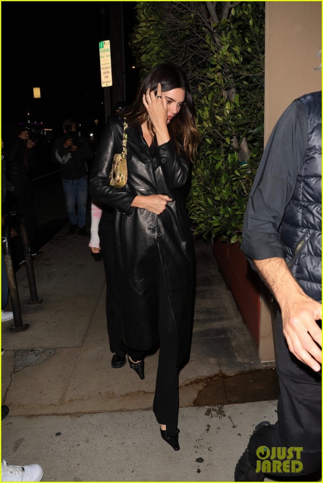 Kendall Jenner và bạn trai mới diện đồ tông xuyệt tông đi ăn tối - Ảnh 8.