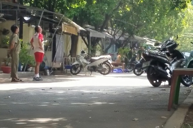 Người phụ nữ tử vong cạnh khu&ocirc;n vi&ecirc;n chung cư ở quận 11 - Ảnh 1.