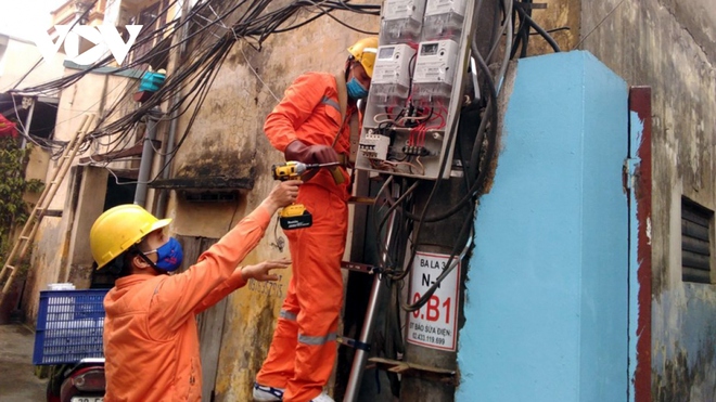 Chớm cao điểm nắng n&oacute;ng, nhiều hộ ở H&agrave; Nội d&acirc;n đ&atilde; bị mất điện - Ảnh 1.