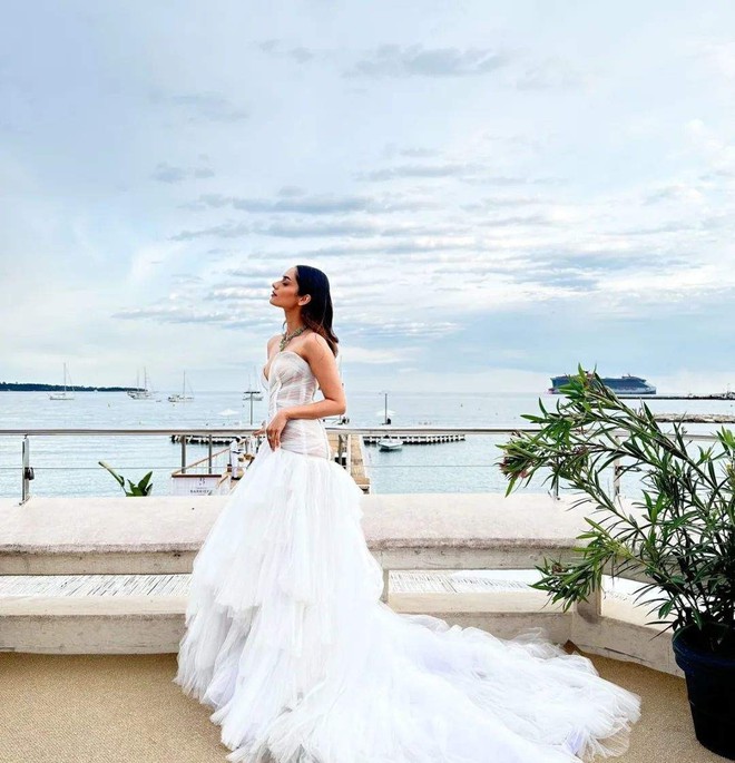 Hoa hậu Hoàn vũ hôn bạn trai đắm đuối trên thảm đỏ Cannes - Ảnh 9.