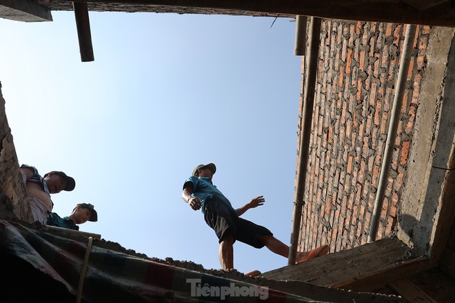 H&agrave; Nội: Người lao động quay quắt dưới nắng n&oacute;ng như đổ lửa - Ảnh 2.