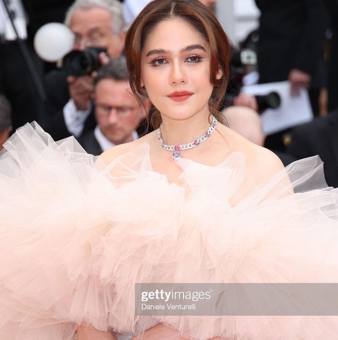 Thảm đỏ Cannes ng&agrave;y 2: Ros&eacute; v&agrave; nữ ho&agrave;ng l&agrave;ng giải tr&iacute; Th&aacute;i đối lập, bản sao Song Hye Kyo chơi trội - Ảnh 5.