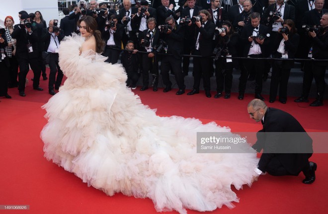 Thảm đỏ Cannes ng&agrave;y 2: Ros&eacute; v&agrave; nữ ho&agrave;ng l&agrave;ng giải tr&iacute; Th&aacute;i đối lập, bản sao Song Hye Kyo chơi trội - Ảnh 4.