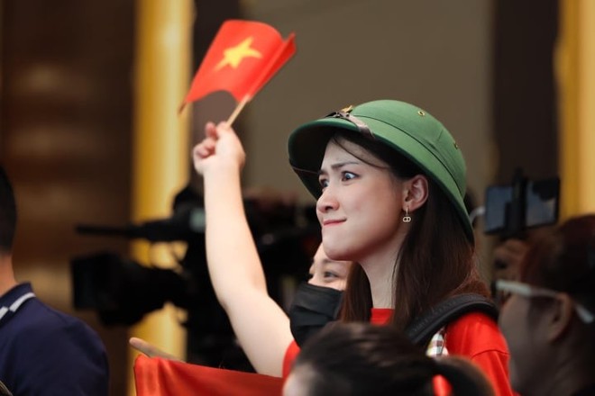 H&ograve;a Minzy đội mũ cối cổ vũ tại SEA Games 32 g&acirc;y sốt với kh&aacute;n giả quốc tế - Ảnh 3.