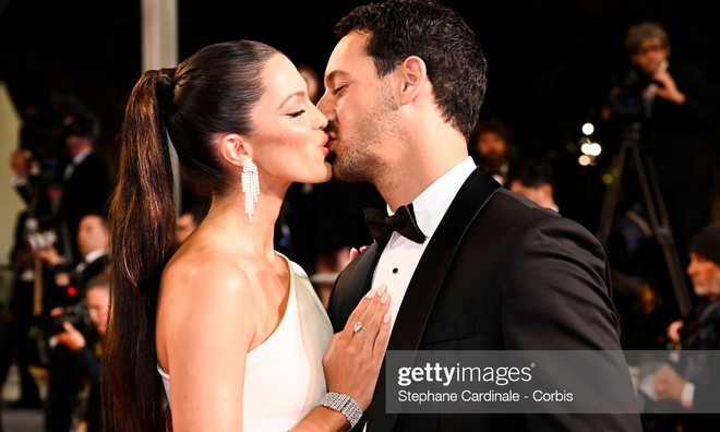 Hoa hậu Hoàn vũ hôn bạn trai đắm đuối trên thảm đỏ Cannes - Ảnh 3.