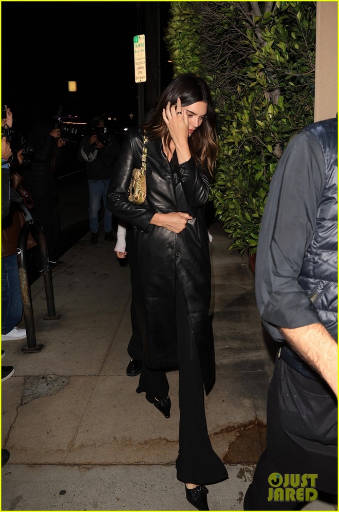 Kendall Jenner và bạn trai mới diện đồ tông xuyệt tông đi ăn tối - Ảnh 6.