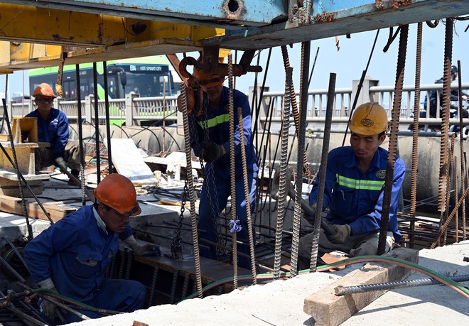 H&agrave; Nội: Người lao động quay quắt dưới nắng n&oacute;ng như đổ lửa - Ảnh 11.