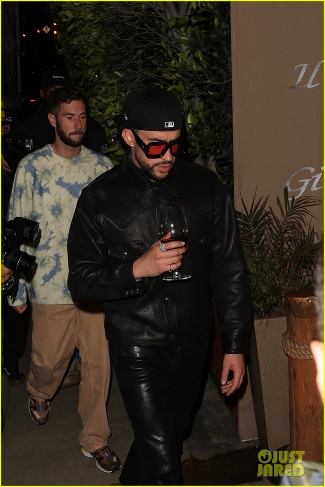 Kendall Jenner và bạn trai mới diện đồ tông xuyệt tông đi ăn tối - Ảnh 5.