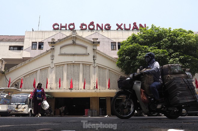 H&agrave; Nội: Người lao động quay quắt dưới nắng n&oacute;ng như đổ lửa - Ảnh 10.