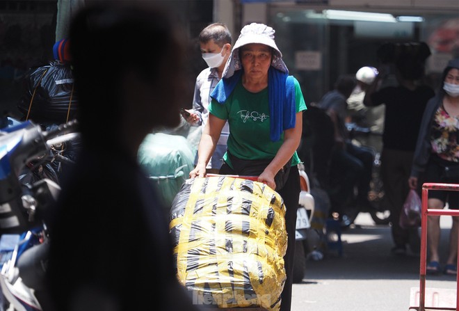 H&agrave; Nội: Người lao động quay quắt dưới nắng n&oacute;ng như đổ lửa - Ảnh 9.