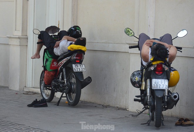 H&agrave; Nội: Người lao động quay quắt dưới nắng n&oacute;ng như đổ lửa - Ảnh 8.