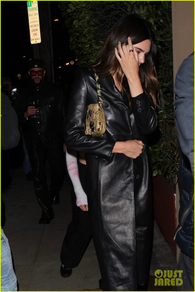 Kendall Jenner và bạn trai mới diện đồ tông xuyệt tông đi ăn tối - Ảnh 2.