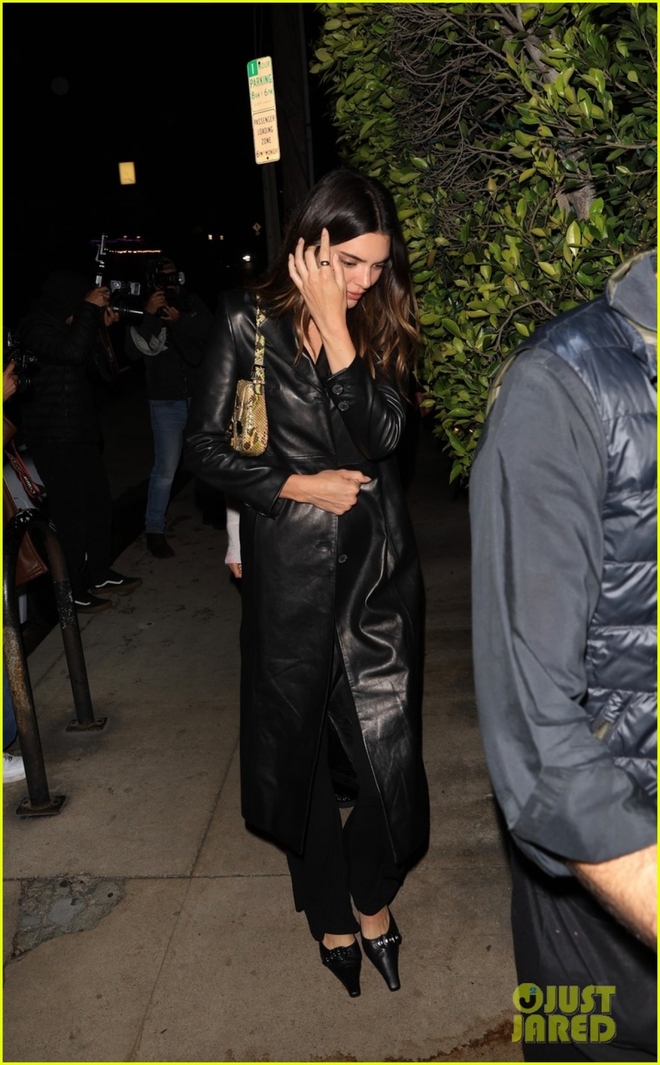 Kendall Jenner và bạn trai mới diện đồ tông xuyệt tông đi ăn tối - Ảnh 1.