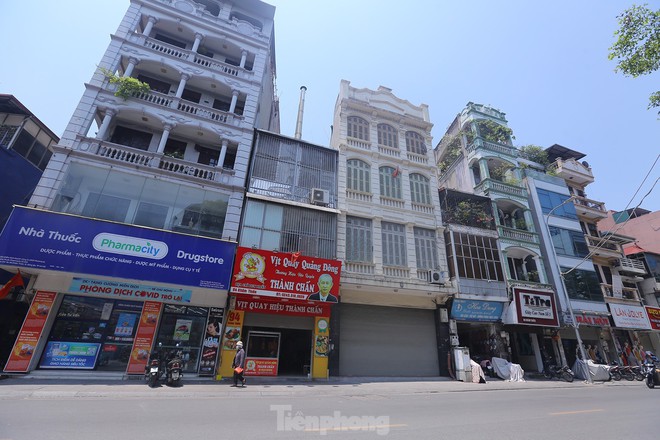 Đoạn đường bỏng r&aacute;t dưới nắng v&igrave; thiếu c&acirc;y xanh - Ảnh 14.
