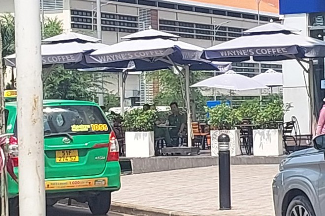 C&ocirc;ng an kiểm tra C&ocirc;ng ty t&agrave;i ch&iacute;nh Shinhan ở quận 1, TP.HCM - Ảnh 3.