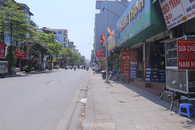 Đoạn đường bỏng r&aacute;t dưới nắng v&igrave; thiếu c&acirc;y xanh - Ảnh 5.