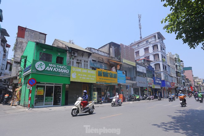 Đoạn đường bỏng r&aacute;t dưới nắng v&igrave; thiếu c&acirc;y xanh - Ảnh 3.