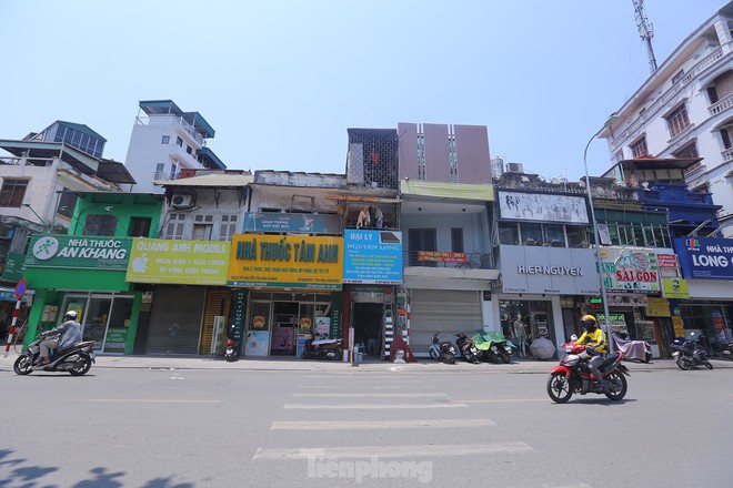 Đoạn đường bỏng r&aacute;t dưới nắng v&igrave; thiếu c&acirc;y xanh - Ảnh 2.