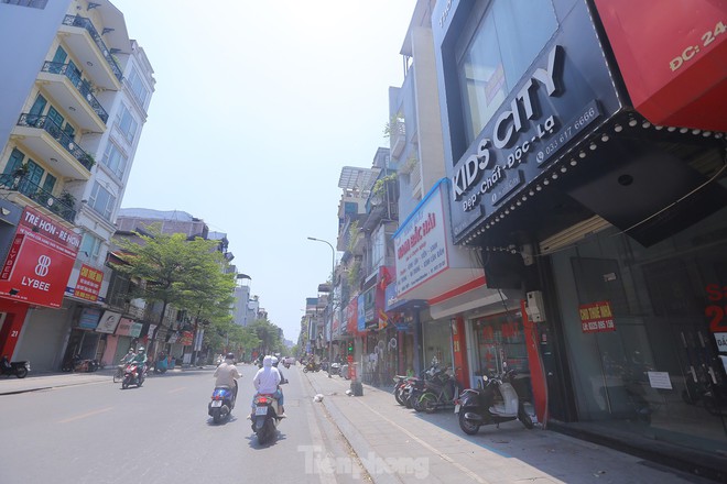 Đoạn đường bỏng r&aacute;t dưới nắng v&igrave; thiếu c&acirc;y xanh - Ảnh 1.