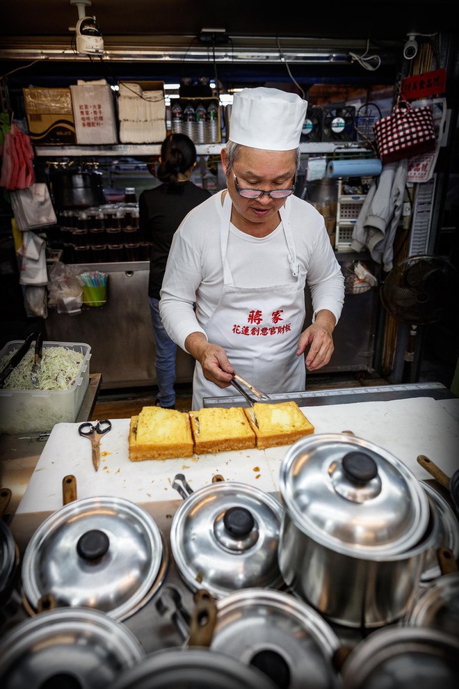 Bánh mì quan tài: Món ăn nghe tên đã sợ, du khách vẫn nườm nượp tìm đến - Ảnh 3.