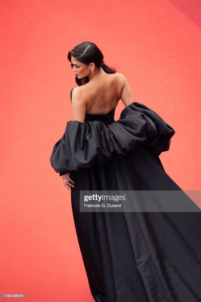 Hoa hậu Hoàn vũ khoe lưng trần ở Cannes sau khi kết hôn bí mật - Ảnh 2.