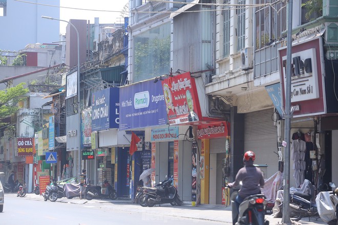 Đoạn đường bỏng r&aacute;t dưới nắng v&igrave; thiếu c&acirc;y xanh - Ảnh 11.