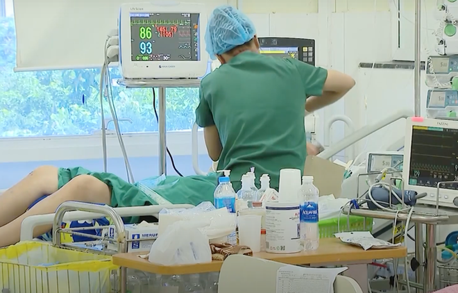 Việt Nam xem x&eacute;t c&ocirc;ng bố hết dịch COVID-19 - Ảnh 1.