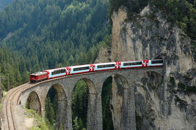 Tận mắt chiêm ngưỡng 3 tuyến đường sắt đẹp nhất ở Thụy Sĩ - Ảnh 1.