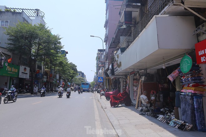 Đoạn đường bỏng r&aacute;t dưới nắng v&igrave; thiếu c&acirc;y xanh - Ảnh 8.