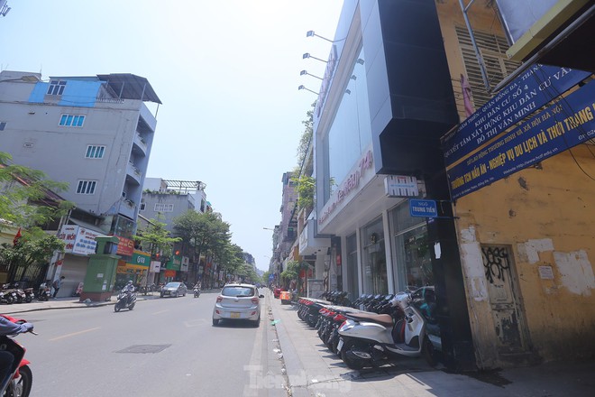 Đoạn đường bỏng r&aacute;t dưới nắng v&igrave; thiếu c&acirc;y xanh - Ảnh 7.
