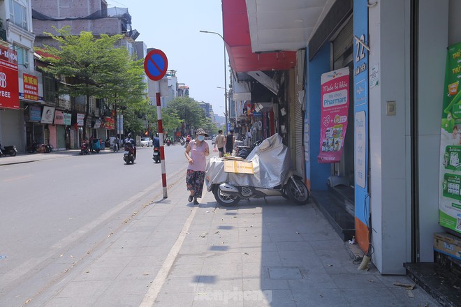 Đoạn đường bỏng r&aacute;t dưới nắng v&igrave; thiếu c&acirc;y xanh - Ảnh 6.