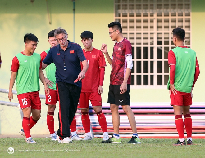 Tiền đạo Nguyễn Quốc Việt: &ldquo;Ch&uacute;ng t&ocirc;i đ&atilde; chuẩn bị rất tốt cho trận gặp U22 Singapore&rdquo; - Ảnh 1.