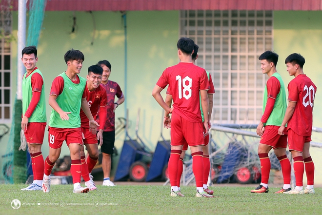 Tiền đạo Nguyễn Quốc Việt: &ldquo;Ch&uacute;ng t&ocirc;i đ&atilde; chuẩn bị rất tốt cho trận gặp U22 Singapore&rdquo; - Ảnh 3.