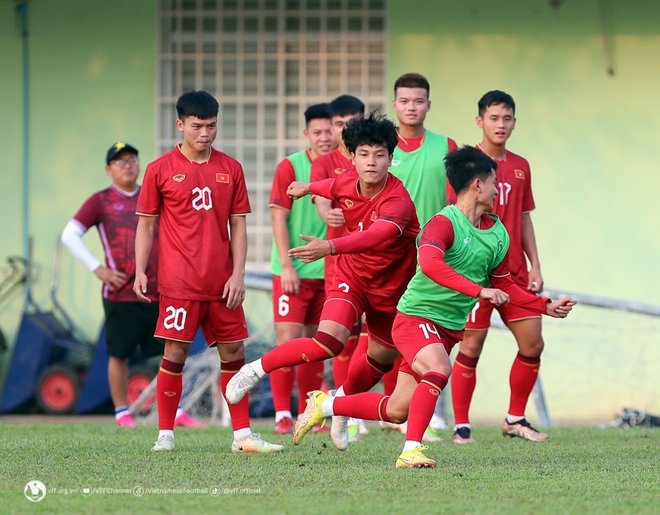 Tiền đạo Nguyễn Quốc Việt: &ldquo;Ch&uacute;ng t&ocirc;i đ&atilde; chuẩn bị rất tốt cho trận gặp U22 Singapore&rdquo; - Ảnh 4.
