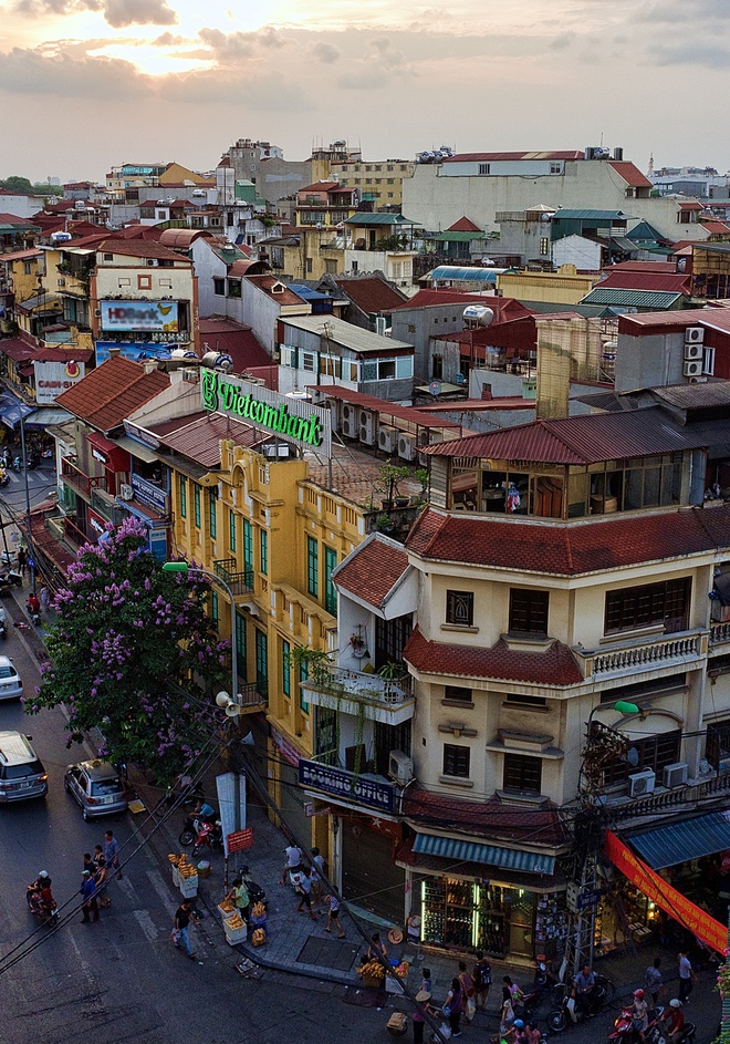 Báo nước ngoài lý giải vì sao các cửa hàng phố cổ Hà Nội vẫn sống sót trước làn sóng trung tâm thương mại - Ảnh 3.