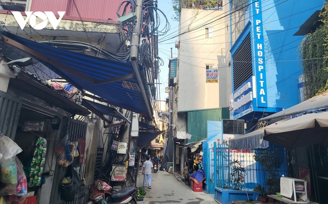 Dây điện chăng tơ khắp đường phố Hà Nội, tiềm ẩn nguy hiểm chết người - Ảnh 12.