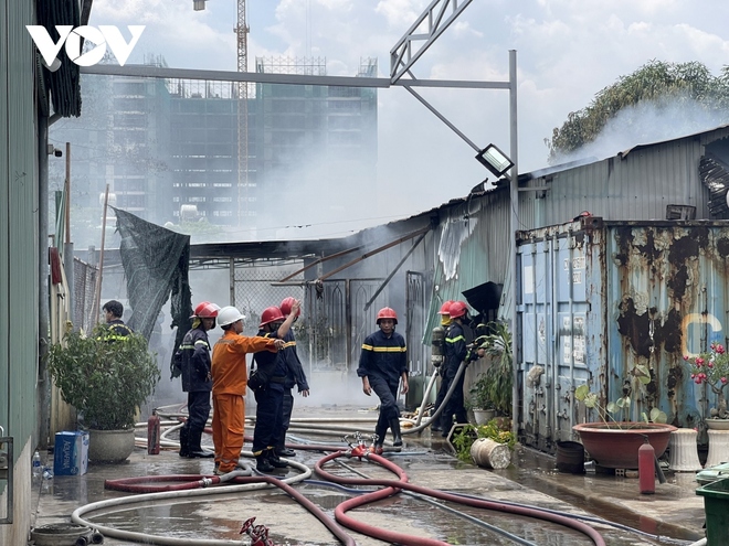 Cháy lớn tại xưởng bánh kẹo ở TP Thủ Đức - Ảnh 3.