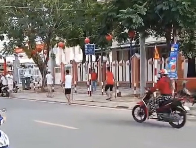Xôn xao clip nhóm thanh niên cầm rựa đi thẳng vào trụ sở xã ở Phú Quốc - Ảnh 1.