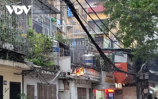 Dây điện chăng tơ khắp đường phố Hà Nội, tiềm ẩn nguy hiểm chết người - Ảnh 3.