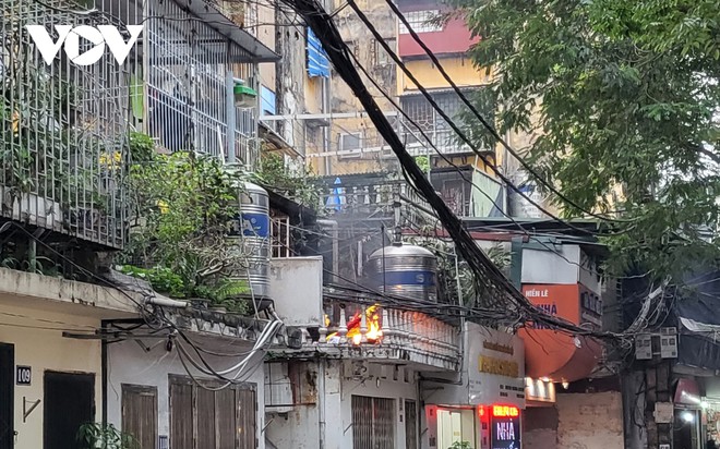 D&acirc;y điện chăng tơ khắp đường phố H&agrave; Nội, tiềm ẩn nguy hiểm chết người - Ảnh 3.