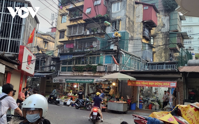 Dây điện chăng tơ khắp đường phố Hà Nội, tiềm ẩn nguy hiểm chết người - Ảnh 1.